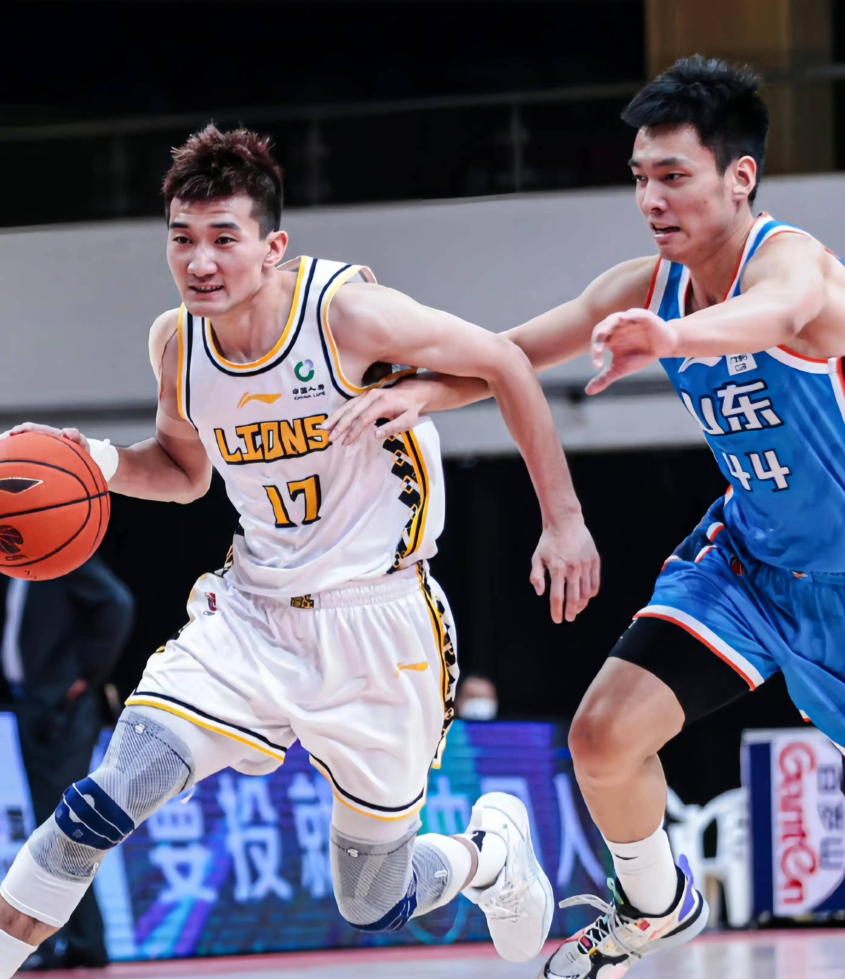 特别是在中 特别是在中